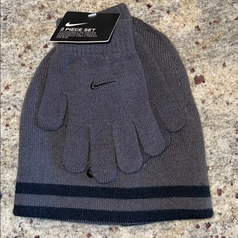 ❤️NEW!!!❤️Nike 2 piece set of Beanie and gloves.